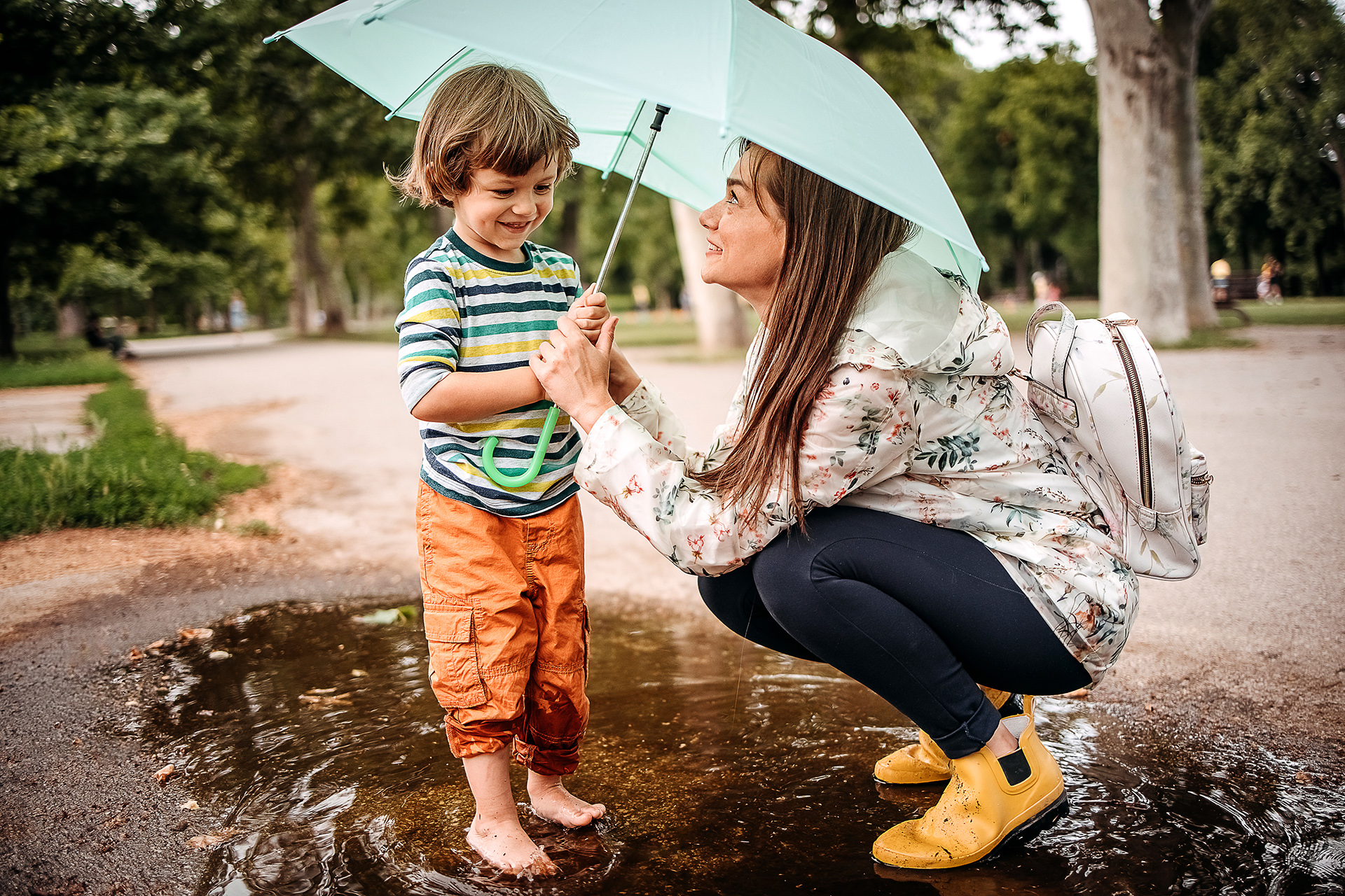 A child and an adult outside under an umbrella – What you should know about children’s vaccinations